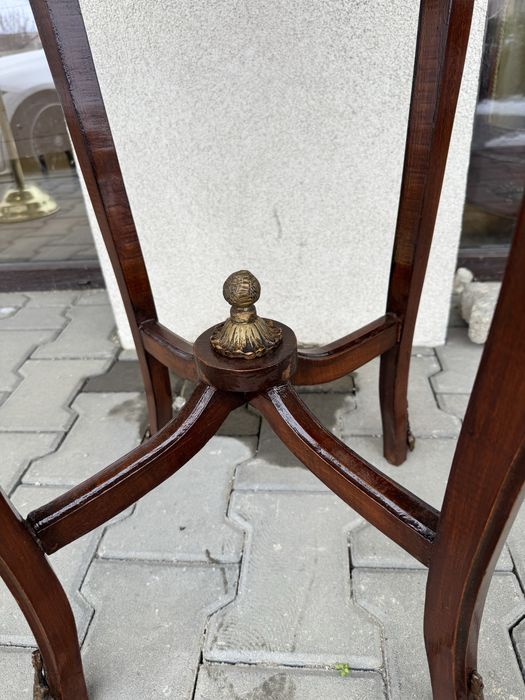 Masă din lemn cu intarsii și elemente bronz