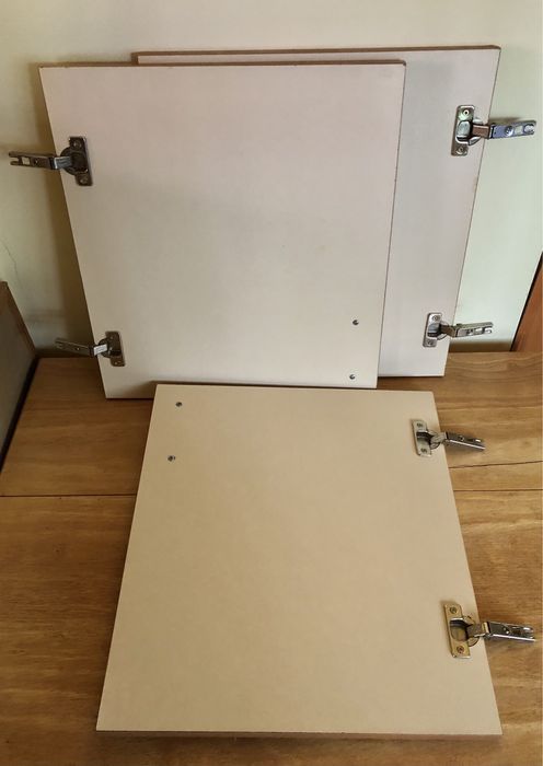 Три врати на шкафа с дръжки, Кухненски шкаф, изработен от дърво