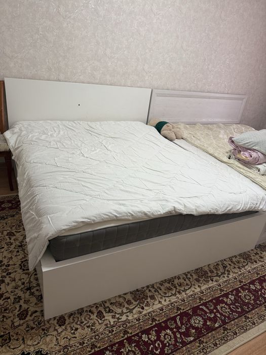 Кровать большая белая