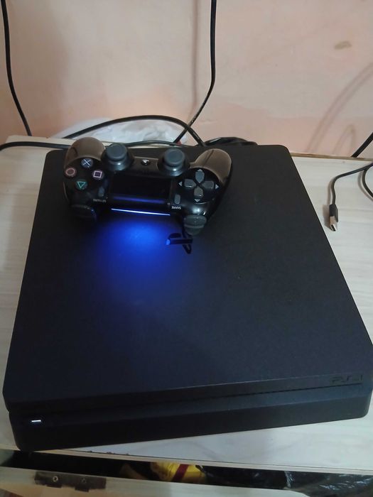 Продовам Ps 4 slim  с 7 игри