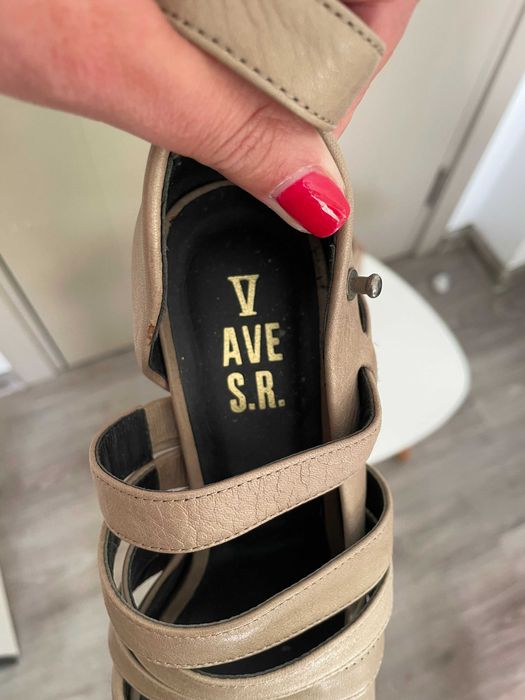 Бежови дамски обувки с висок ток