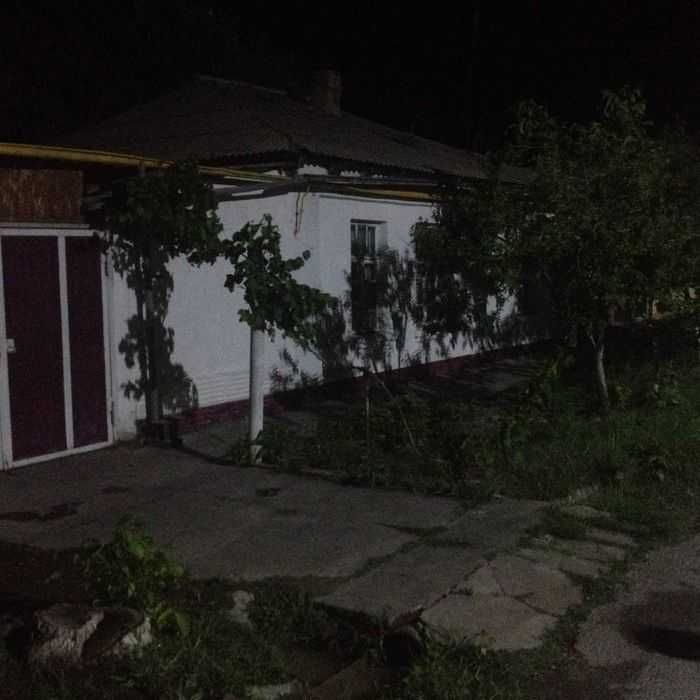Продаётся дом ( дом на две семье)  в городе Бекабад в ЦемГородке