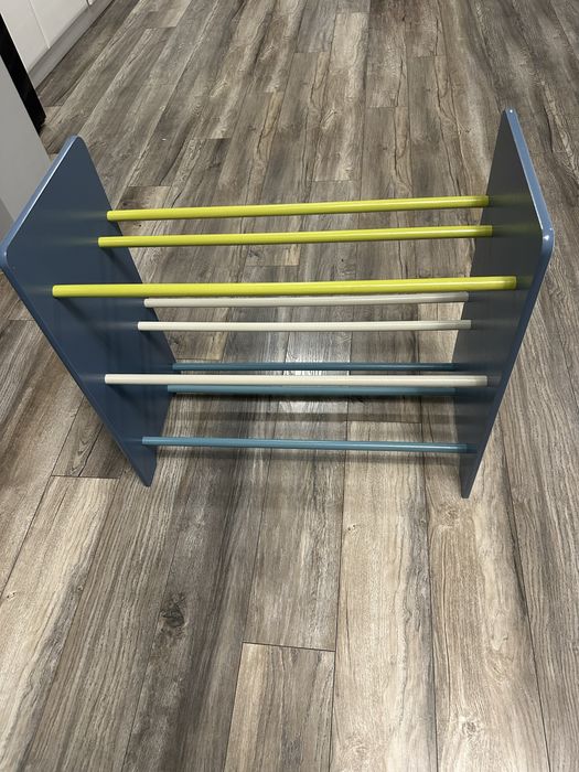 Етажрка за играчки