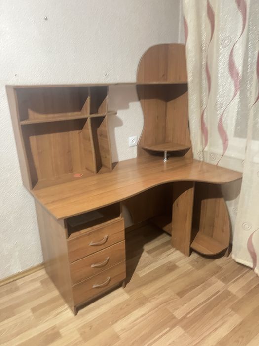 Компьютерный стол и куханный стол