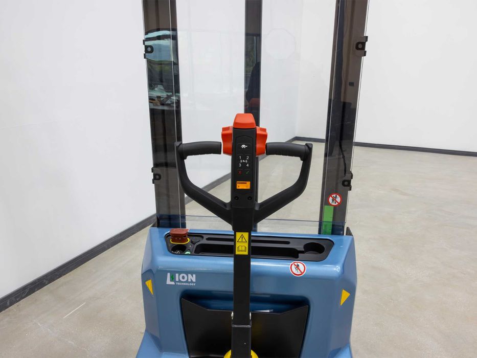Штабелер электрический / Штаблер  Royal Forklift 1 200кг/ 3 600мм