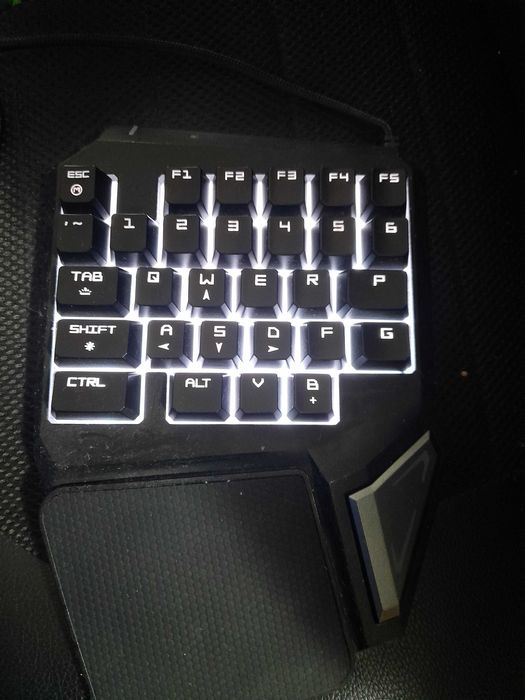 Светеща геймарска клавиатура за една ръка.