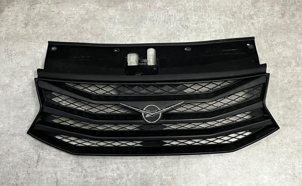 Облицовка радиатора УАЗ с хромированной эмблемой.