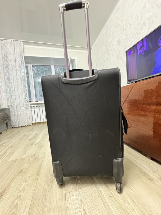 Дорожный чемодан на колёсах