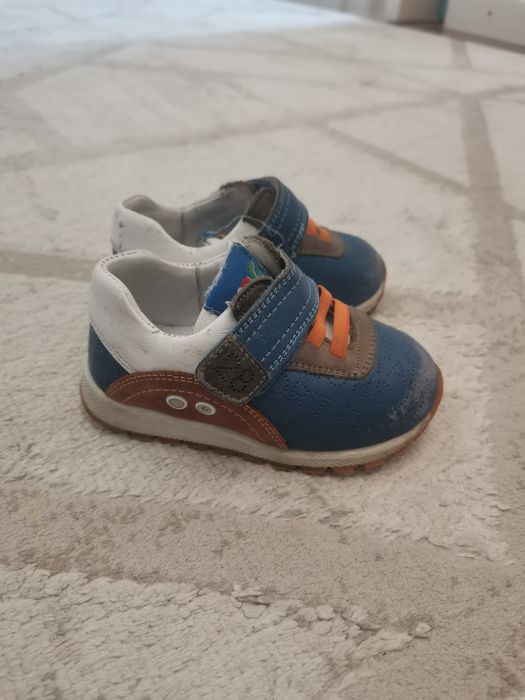 Детские кроссовки