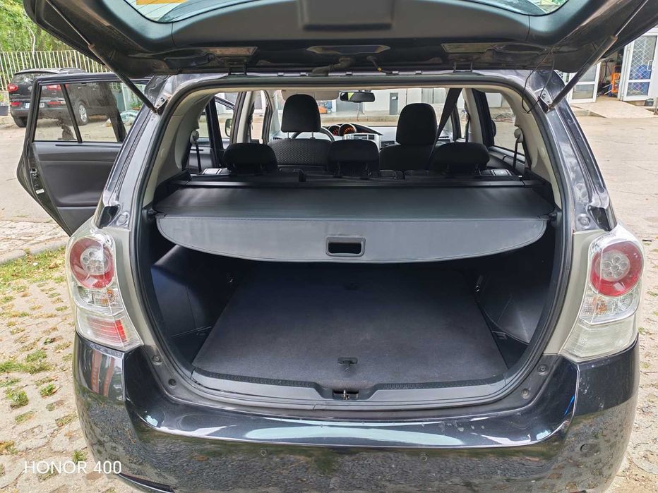 Продавам лек автомобил TOYOTA VERSO в отлично състояние