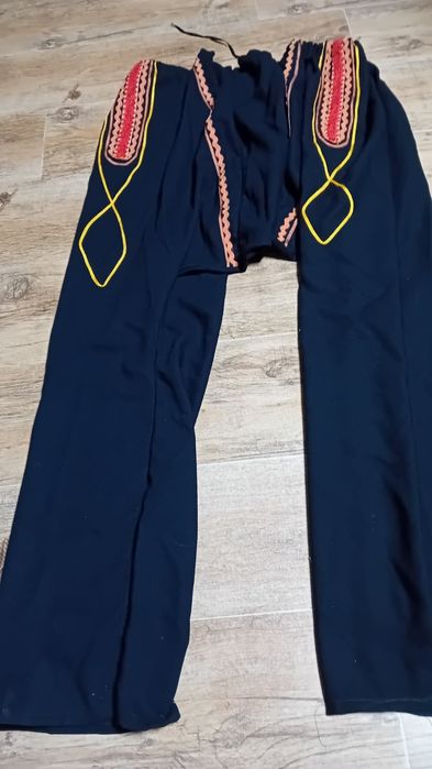 Мъжка  носия.  Пищимал червен,син