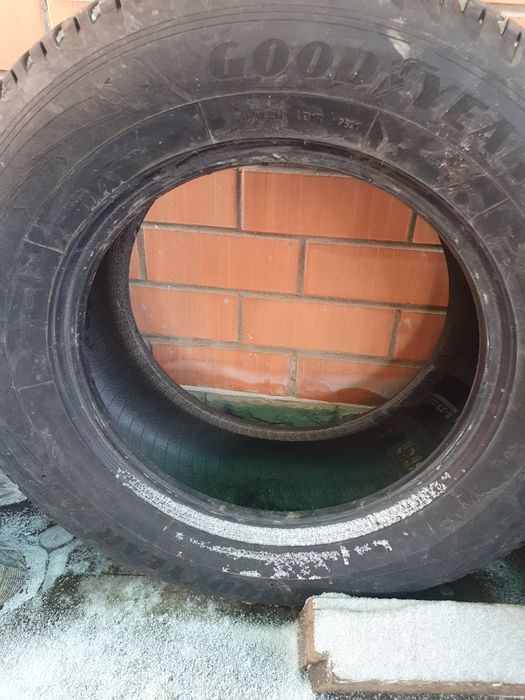 Продам шины б/у состояние среднее