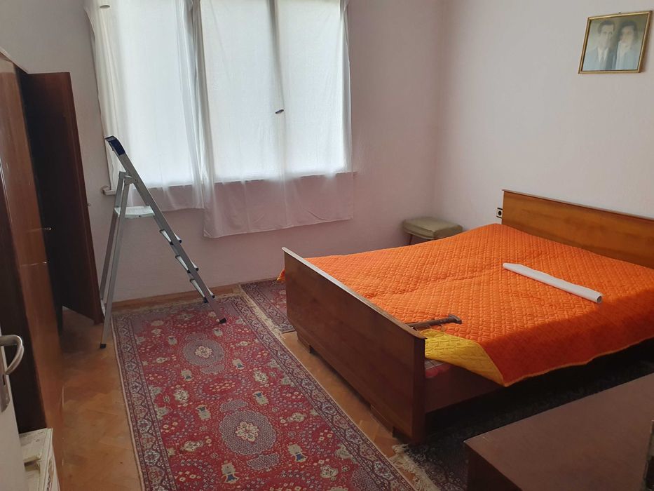 2-ри ет.от къща,тухла на плоча, 90 кв.м.,гараж,центр.част