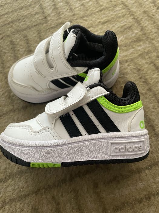 Adidasi adidas pentru bebeusi in stare impecabila
