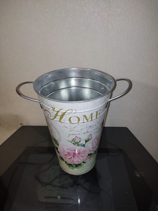 Сувенирное ведро для цветов.