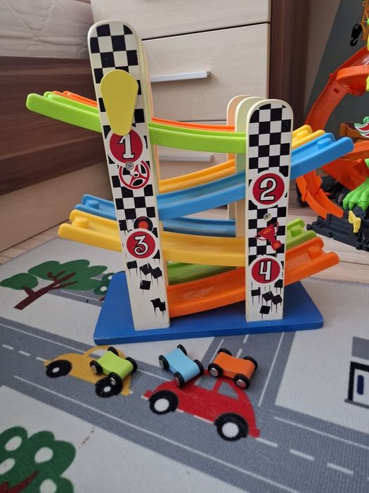 Дървена писта с колички