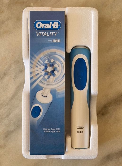 Електрическата четка за зъби Oral-B Vitality Plus CrossAction