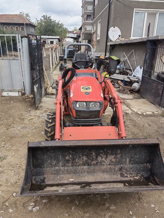 Трактор с челен товарач