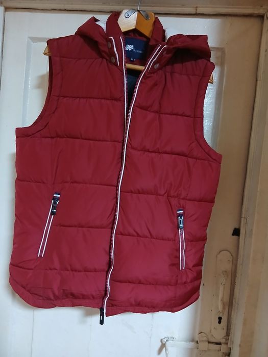 Безрукавка новая .