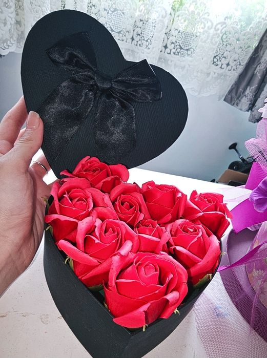 O cutie cu flori artificiale cadou