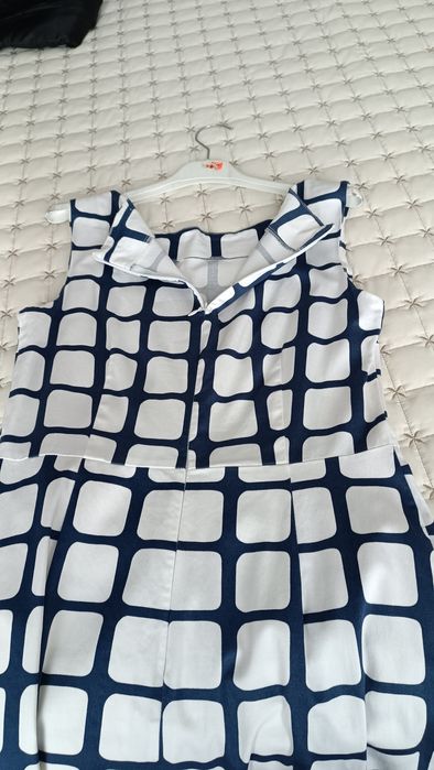 Елегантна рокля до коляно