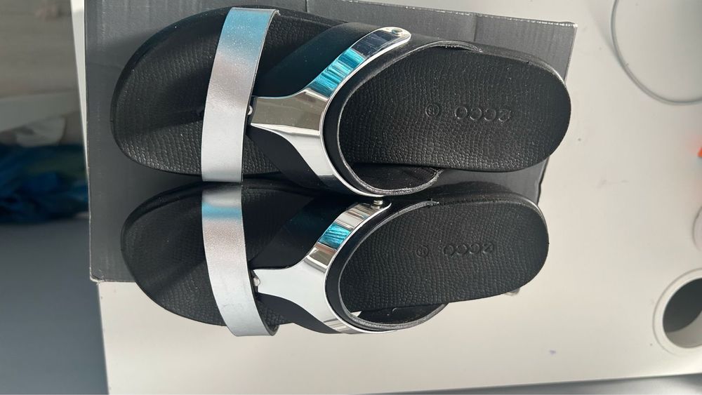 Продам новые сандалии Ecco для девочки, размер 35