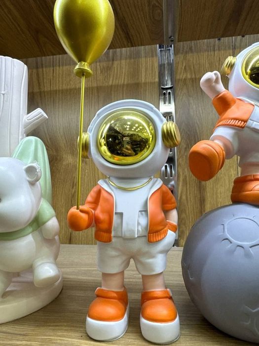 Статуэтка космонавт