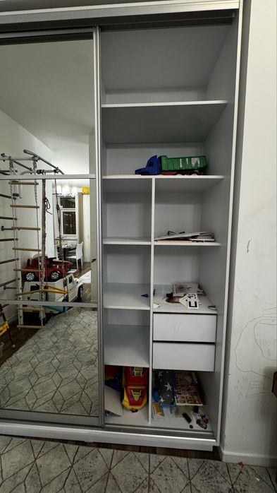 Встроенный зеркальный шкаф купе