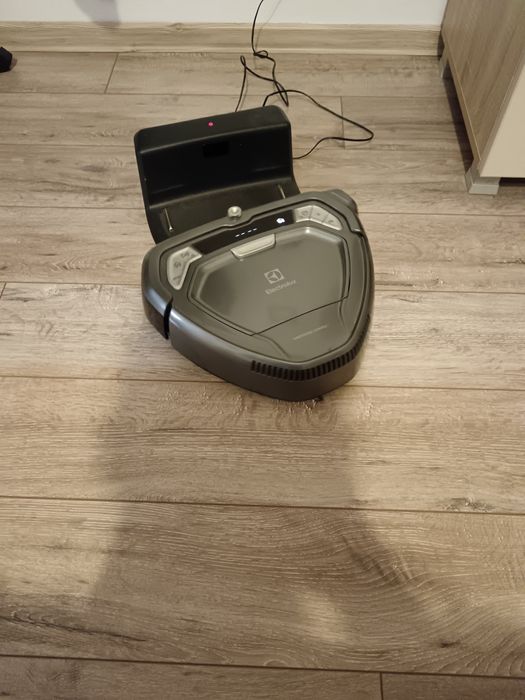 Vand aspirator robot automat