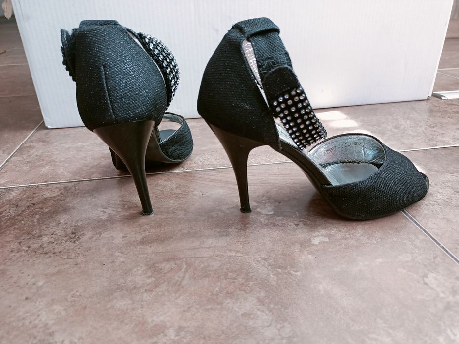 Продам босоножки 39 р