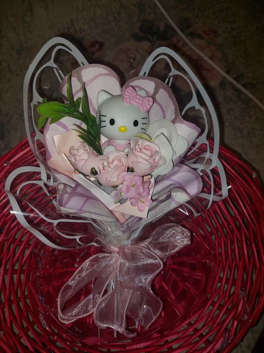 Buchet de flori Hello Kitty fluture