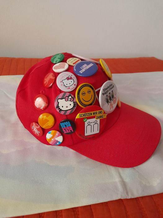 Șapcă cu 23 ecusoane