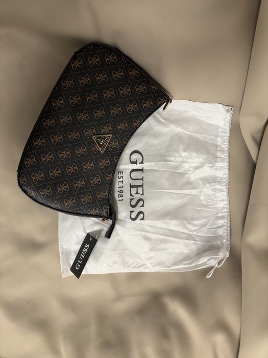 Geanta de umar Guess