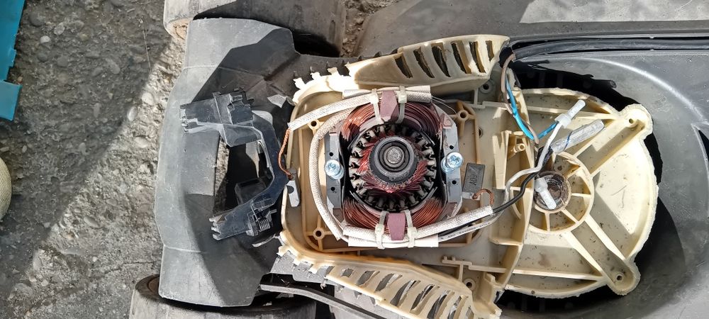 Mașini de tuns iarba pentru piese