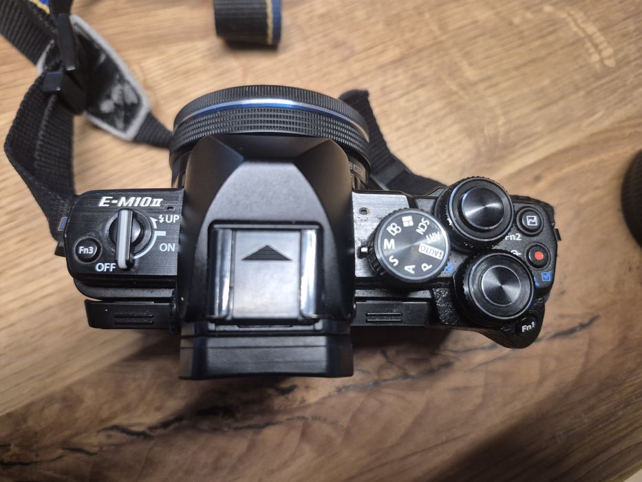 Olympus E-M10 Mark ii с 2 обектива 14-42mm + 40-150mm