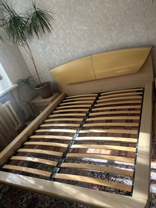 Кровать и тумбочки