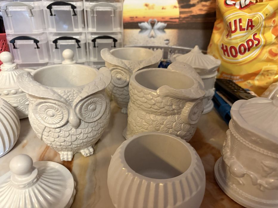 Diferite recipiente realizate din praf ceranic realizate manual