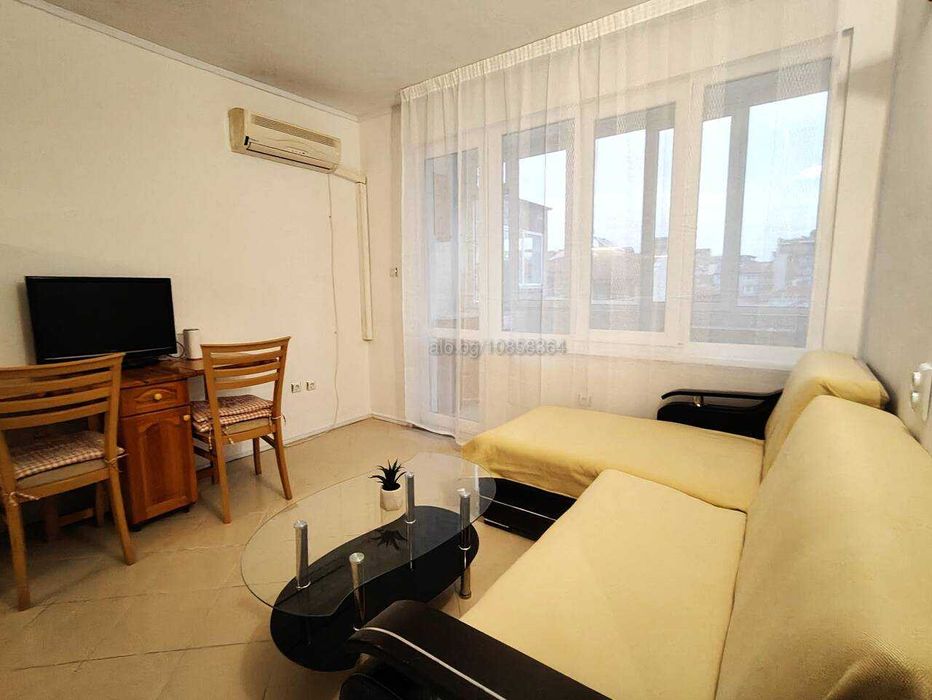 НАЕМ / Евтин двустаен на ул. Дюни 14 в Новия град точно срещу Общината