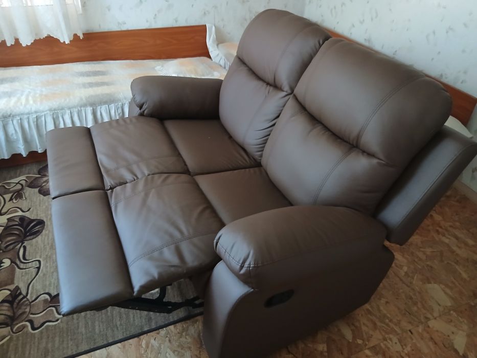 Кожен двоен релакс фотьойл (loveseat) – отлично състояние