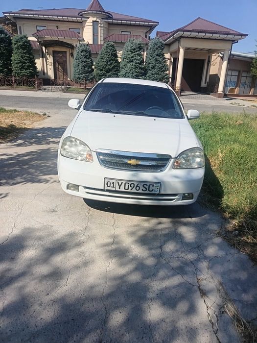 Lasetti 1,8 srochniy sotiladi