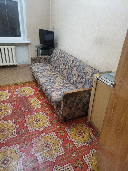 Б/у диван, стенка, тумбочка, трюмо, палас