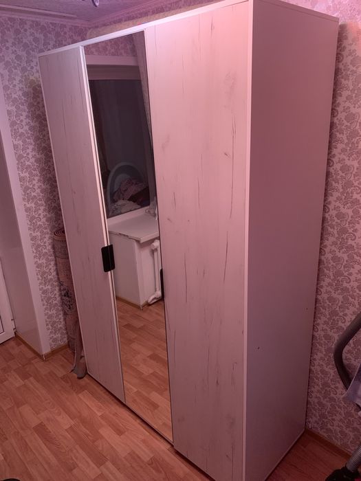Шкаф с зеркалом трех дверный