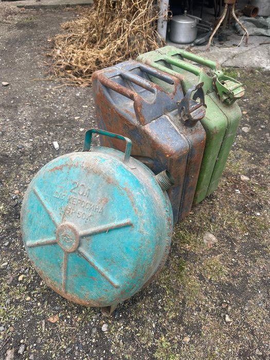 Канистры 20 литровые .