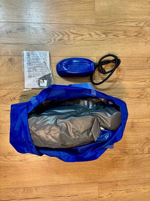 Barcă gonflabilă albastră cu accesorii, folosită o singură dată