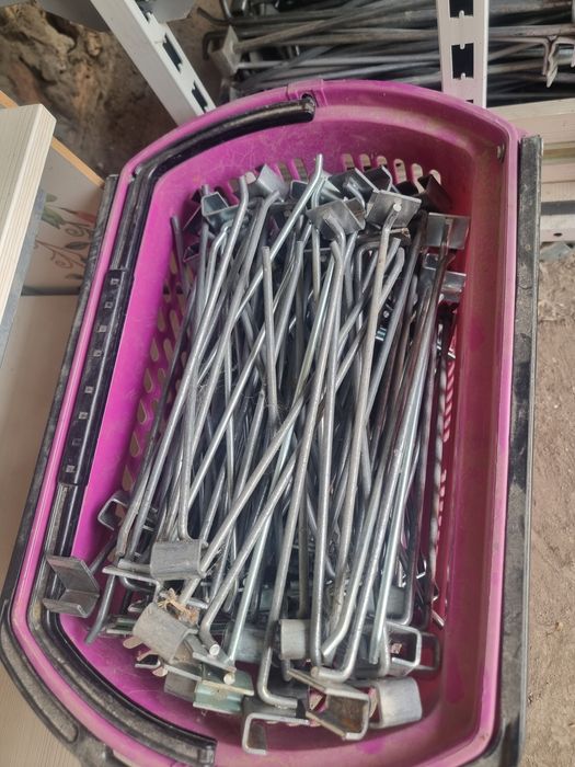 Срочно продам крючки,вешалки,полки