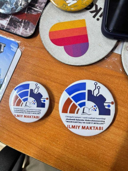 Значки с логотипом компании. Диаметр 4см и 6см под заказ