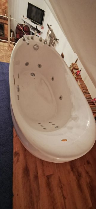 Vând cada Jacuzzi freestanding