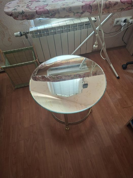 Кръгла масичка с огледален плот