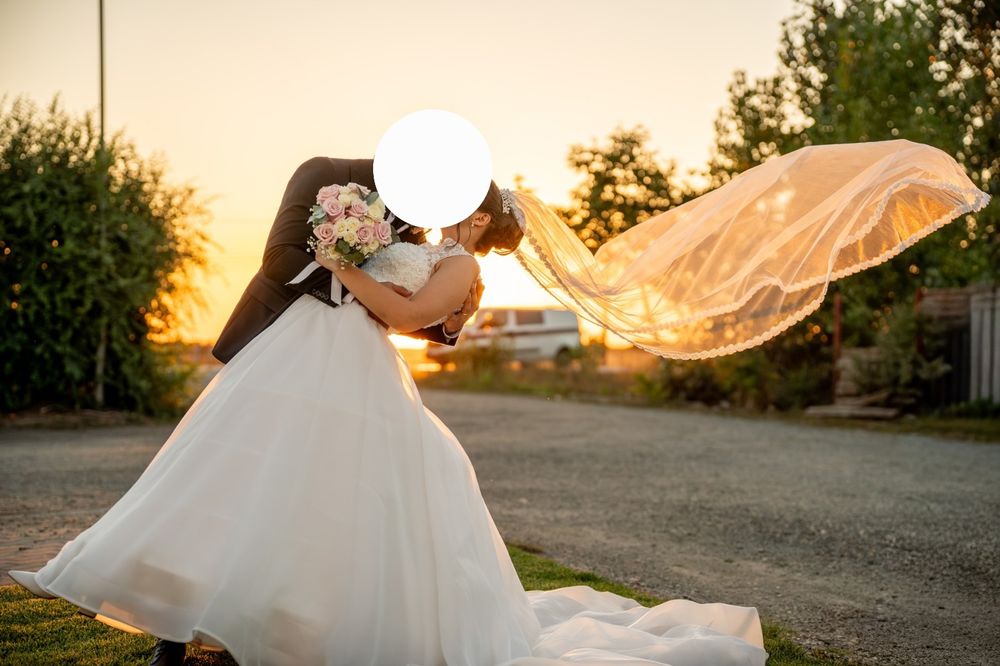 Rochie de mireasă tip prințesă + voal + cerc