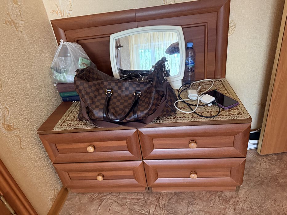 Продам спальный гарнитур.